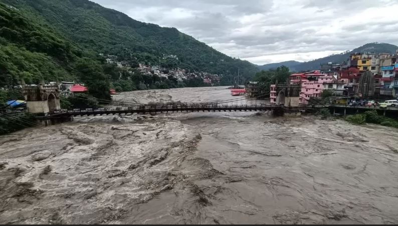 उत्तर भारतमा बाढीपहिरो, २९ जनाको मृत्यु